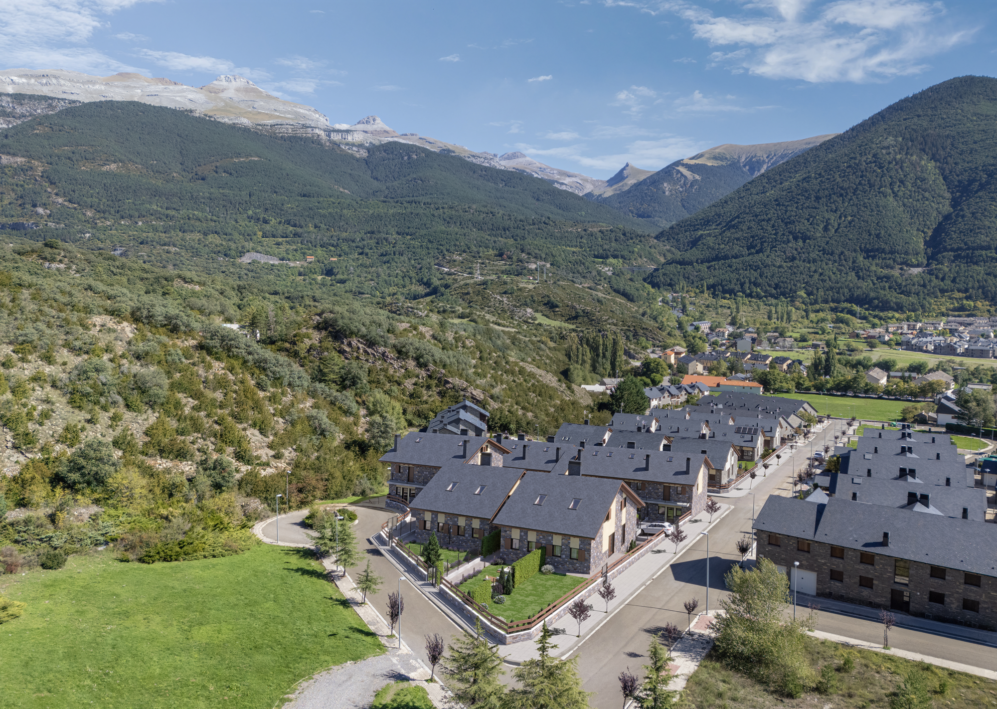 Foto infografía de nueva vivienda en Villanúa en pleno Pirineo. Viviendas pareadas de 3 dormitorios, salón-cocina, garaje, trastero con amplios jardines.