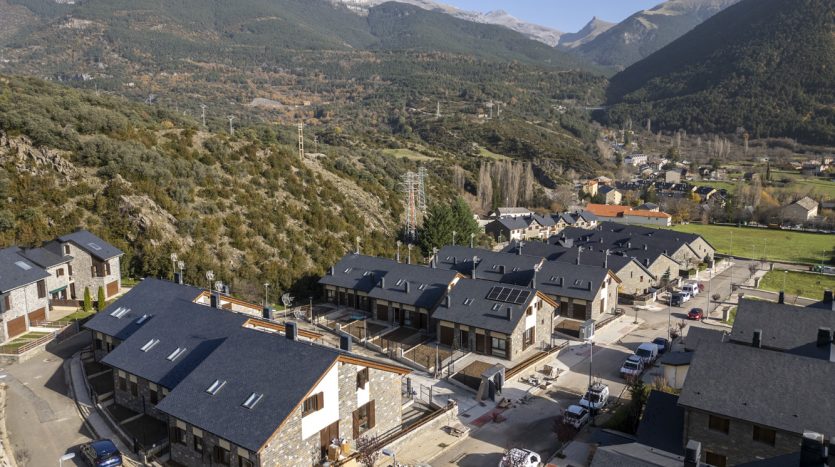 1ª FASE FINALIZADA Residencial Prados de Izuel, Villanúa (Huesca)