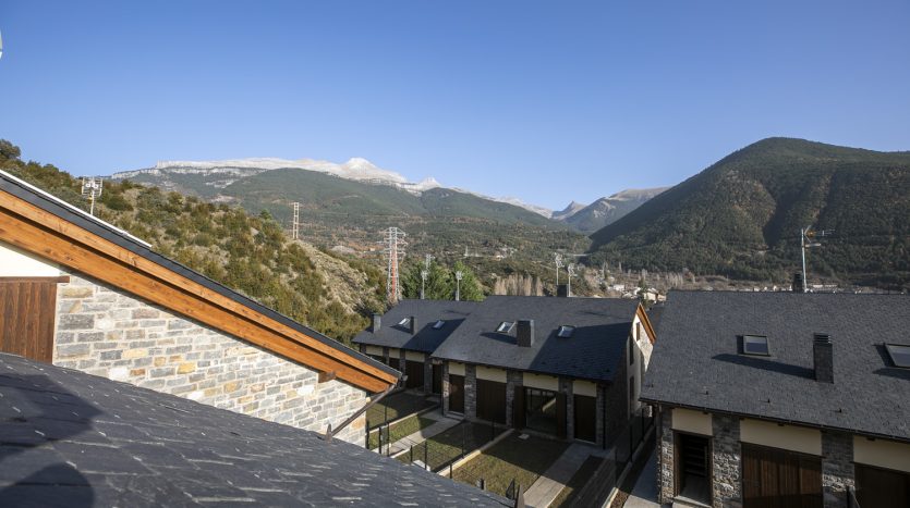 1ª FASE FINALIZADA Residencial Prados de Izuel, Villanúa (Huesca)